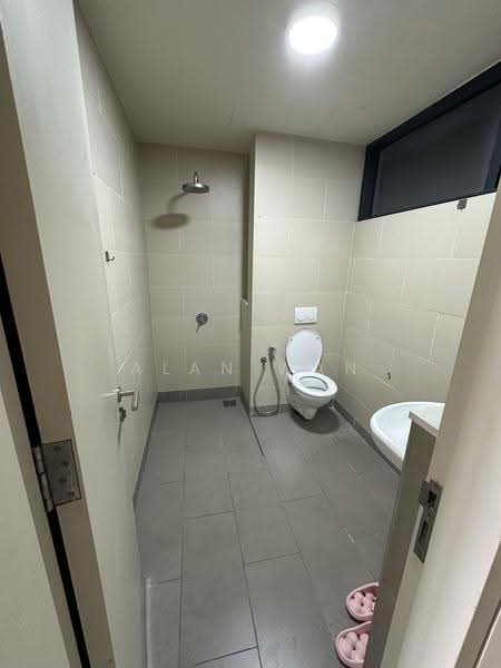 Kediaman Servis untuk Dijual di Tamarind Suites - Alan Wan - Bathroom - PropertyGuru.com.my