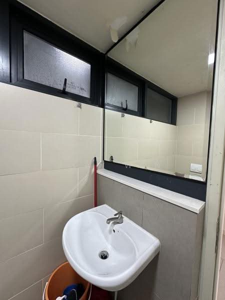 Kediaman Servis untuk Dijual di Tamarind Suites - Alan Wan - Bathroom - PropertyGuru.com.my