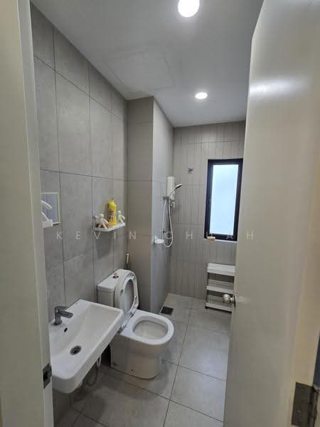 Kediaman Servis untuk Dijual di Kenwingston Avenue - Kevin Chuah - Bathroom - PropertyGuru.com.my