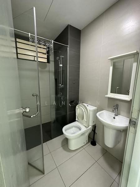 Kediaman Servis untuk Dijual di Cybersquare - Alan Wan - Bathroom - PropertyGuru.com.my