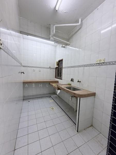 Pangsapuri untuk Dijual di Kiambang Apartment - Ashley Lim - Kitchen - PropertyGuru.com.my