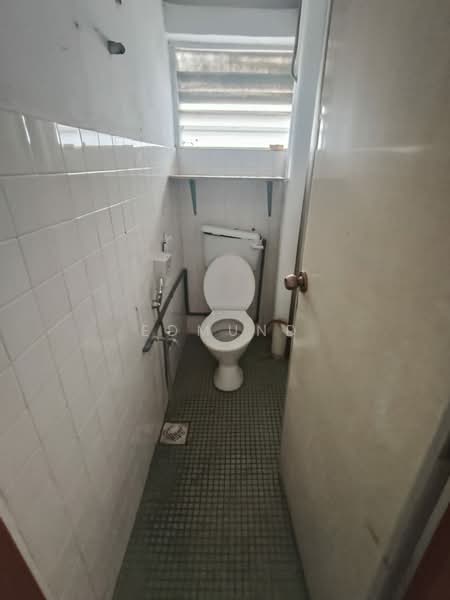 Kilang untuk Disewa di Taman Perindustrian Puchong (Puchong) - Edmund Chan - Bathroom - PropertyGuru.com.my
