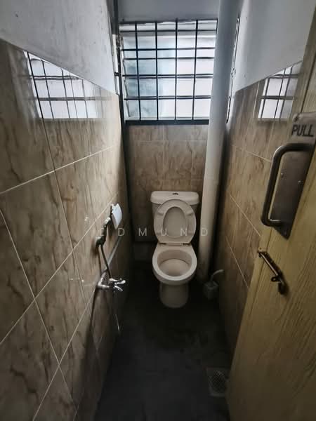 Kilang untuk Disewa di Taman Perindustrian Puchong (Puchong) - Edmund Chan - Bathroom - PropertyGuru.com.my