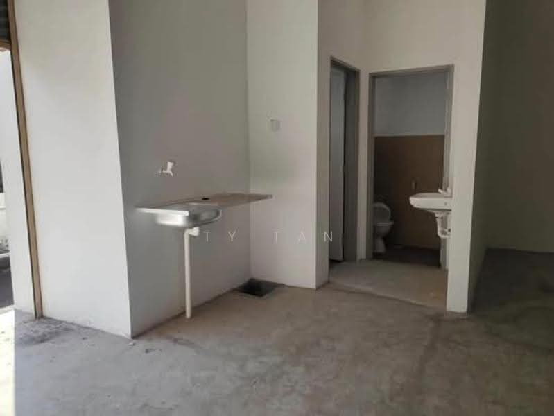Shop / Office untuk Dijual di Taman Pulai Utama (Skudai) - Ty Tan - Bathroom - PropertyGuru.com.my