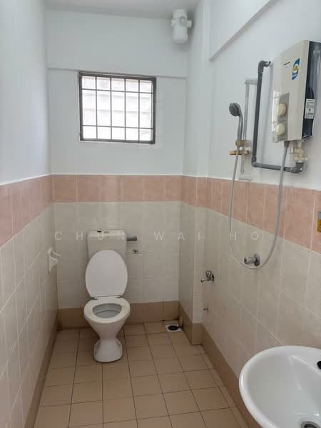 Apartment for Sale at Pangsapuri Seri Pinang - Chun Wai Ho - Bathroom - PropertyGuru.com.my