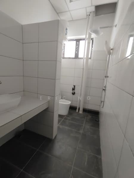 Detached Factory for Sale in Kawasan Perindustrian Balakong (Balakong) - Eric Ng - Bathroom - PropertyGuru.com.my