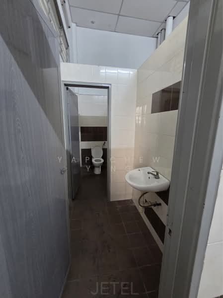 Semi-D Factory for Rent in Klang (Selangor) - Yap Chew Ying - Bathroom - PropertyGuru.com.my