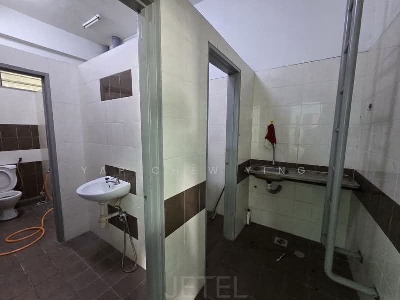 Semi-D Factory for Rent in Klang (Selangor) - Yap Chew Ying - Bathroom - PropertyGuru.com.my
