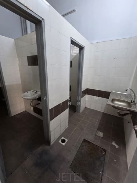Semi-D Factory for Rent in Klang (Selangor) - Yap Chew Ying - Bathroom - PropertyGuru.com.my