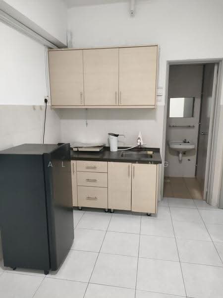 Kediaman Servis untuk Dijual di Main Place Residence - Alicia Ang - Kitchen - PropertyGuru.com.my
