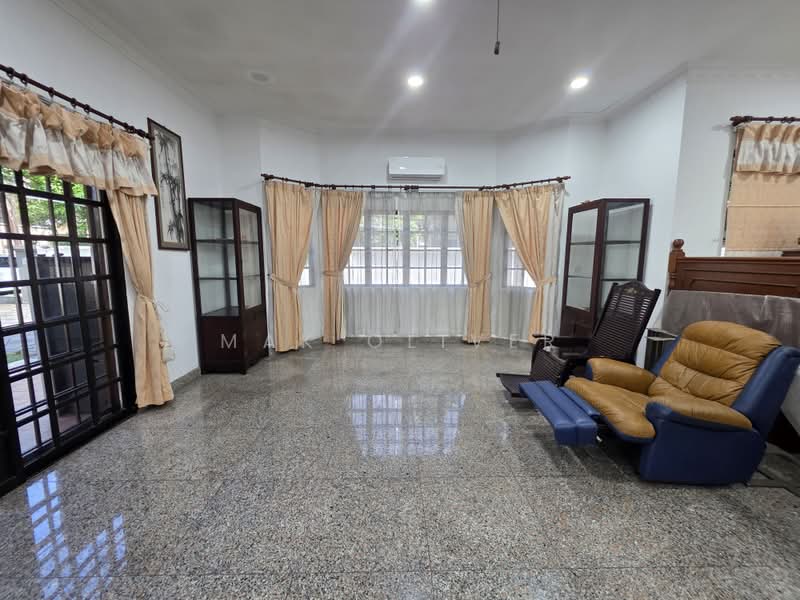 Bungalow House for Sale in Taman Yarl (Jalan Klang Lama (Old Klang Road)) - Mak Oliver - Living Room - PropertyGuru.com.my