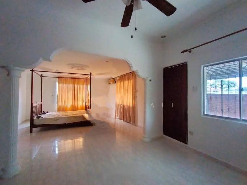 Bungalow House for Sale in Kampung Melayu (Kluang) - M Jamil Ali - PropertyGuru.com.my