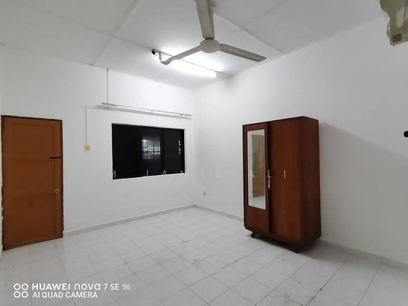Bungalow House for Sale in Kampung Melayu (Kluang) - M Jamil Ali - PropertyGuru.com.my