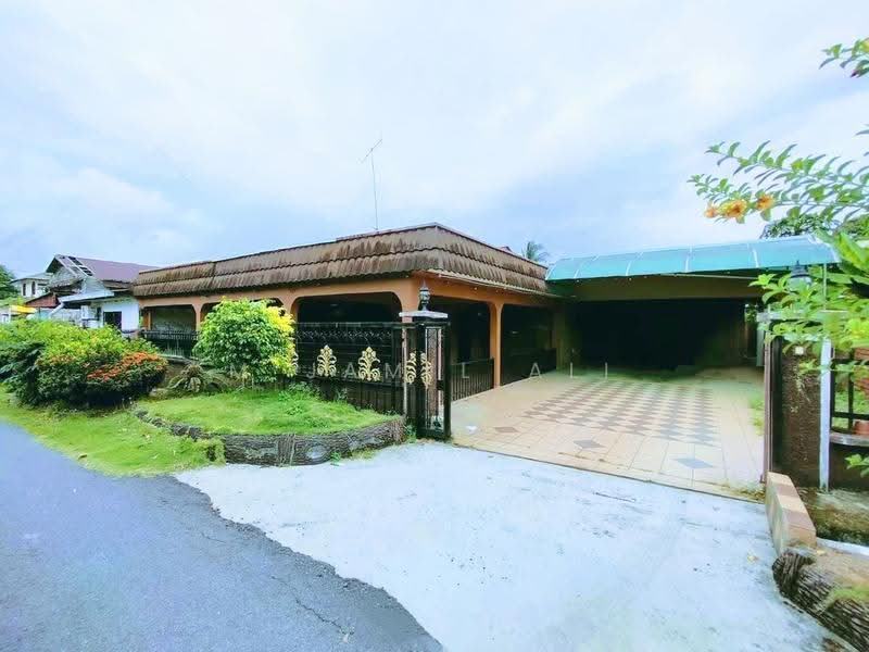 Bungalow House for Sale in Kampung Melayu (Kluang) - M Jamil Ali - PropertyGuru.com.my