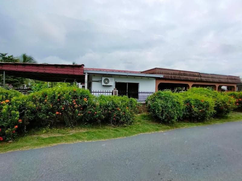 Bungalow House for Sale in Kampung Melayu (Kluang) - M Jamil Ali - PropertyGuru.com.my