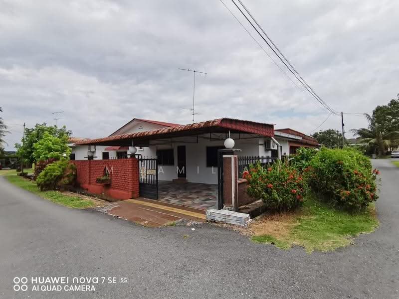 Bungalow House for Sale in Kampung Melayu (Kluang) - M Jamil Ali - PropertyGuru.com.my
