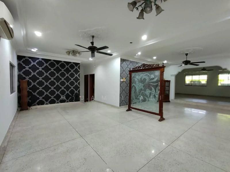 Bungalow House for Sale in Kampung Melayu (Kluang) - M Jamil Ali - PropertyGuru.com.my