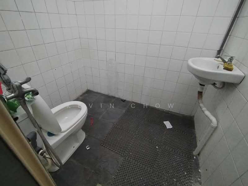 Kedai untuk Disewa di Salak Selatan (Kuala Lumpur) - Kevin Chow - Bathroom - PropertyGuru.com.my