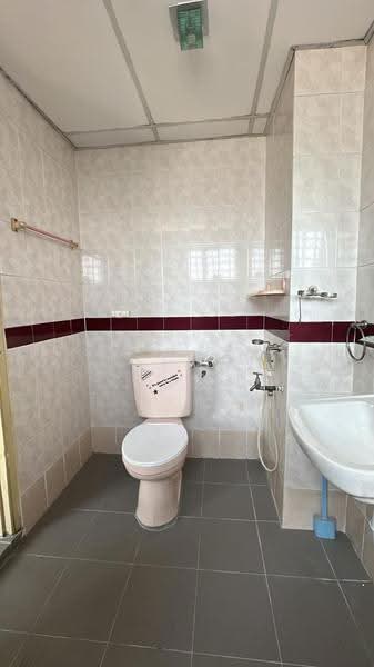 Kondominium untuk Dijual di Endah Regal Condominium - Eddie Seah - Bathroom - PropertyGuru.com.my
