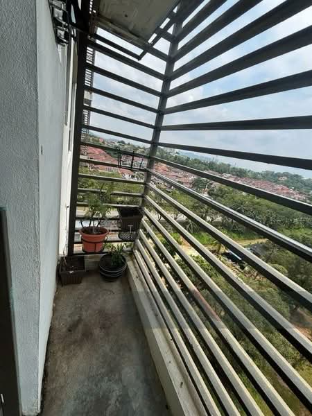 Kediaman Servis untuk Dijual di Suria Putra - Ethan Swe - Balcony - PropertyGuru.com.my