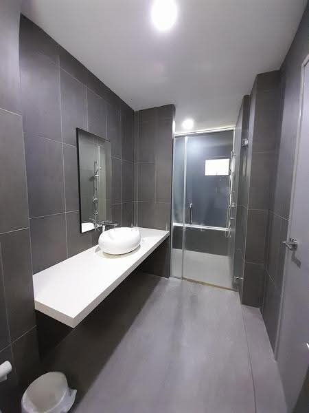 Kediaman Servis untuk Disewa di Astoria Ampang - Ken Lye - Master Bathroom - PropertyGuru.com.my