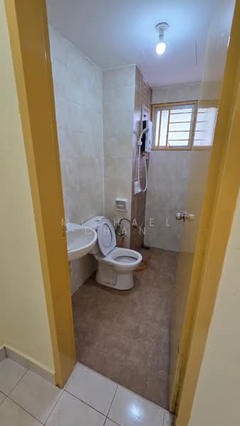 Pangsapuri untuk Disewa di Puteri Bayu Apartment - Michael Chan - Bathroom - PropertyGuru.com.my