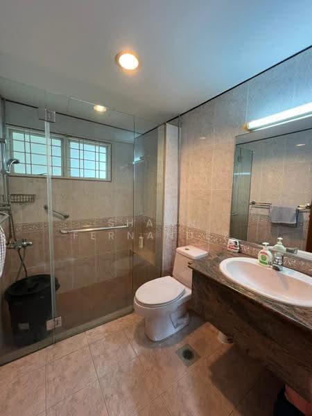 Rumah Banglo untuk Dijual di Bukit Damansara (Damansara Heights) - Shawn Fernandez - Ground Floor attached Bathroom - PropertyGuru.com.my