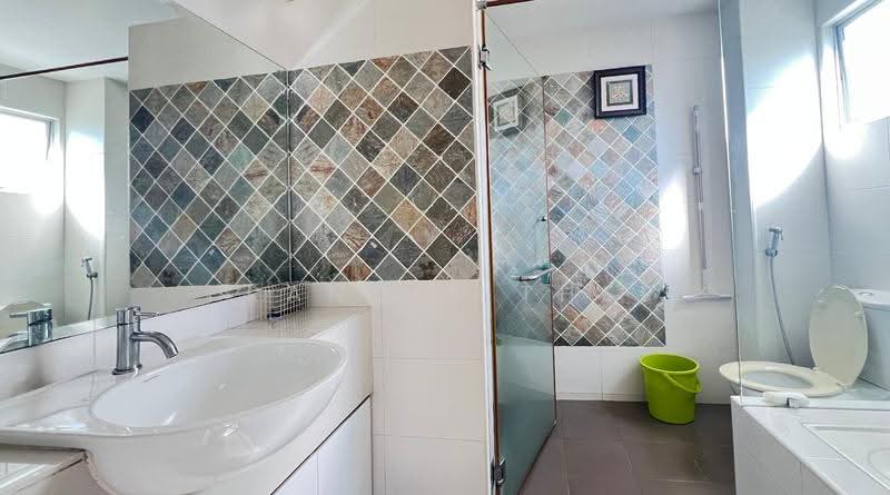 Rumah Berkembar untuk Dijual di Taman Prima Saujana (Kajang) - Francis Thee - Bathroom - PropertyGuru.com.my