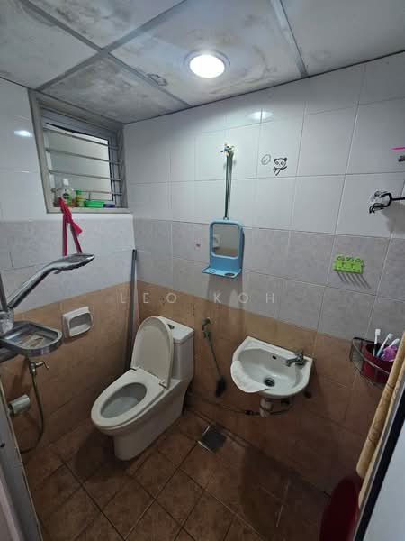 Pangsapuri untuk Dijual di Pangsapuri Putra Indah - Leo Koh - Bathroom - PropertyGuru.com.my