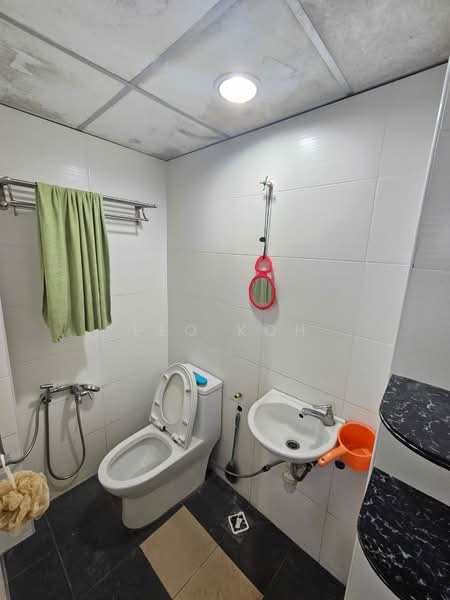Pangsapuri untuk Dijual di Pangsapuri Putra Indah - Leo Koh - Bathroom - PropertyGuru.com.my