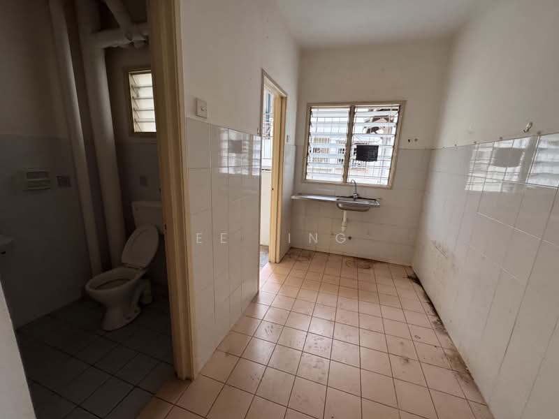Pangsapuri untuk Dijual di Semarak Apartment - EE Ling - Bathroom - PropertyGuru.com.my