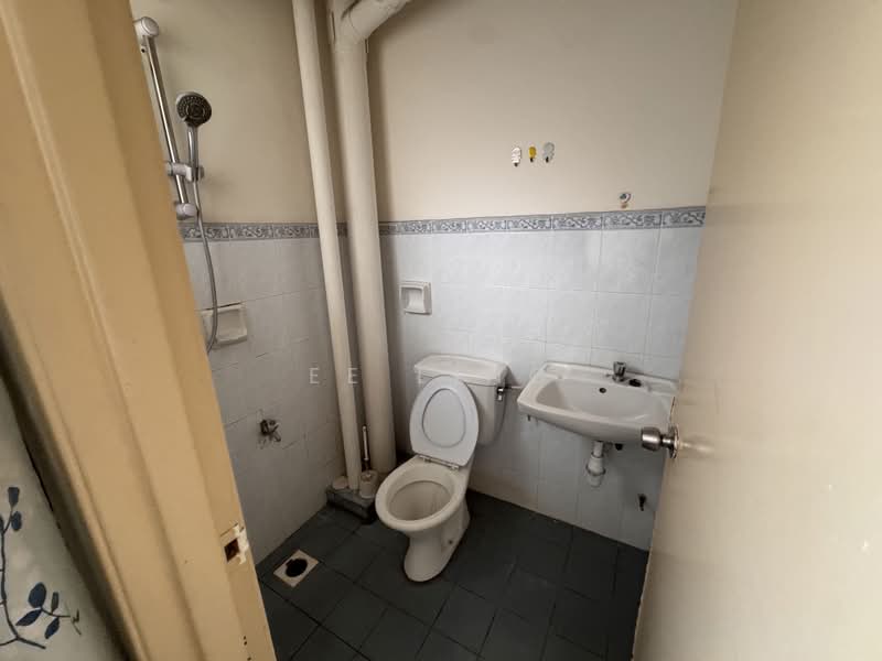 Pangsapuri untuk Dijual di Semarak Apartment - EE Ling - Bathroom - PropertyGuru.com.my