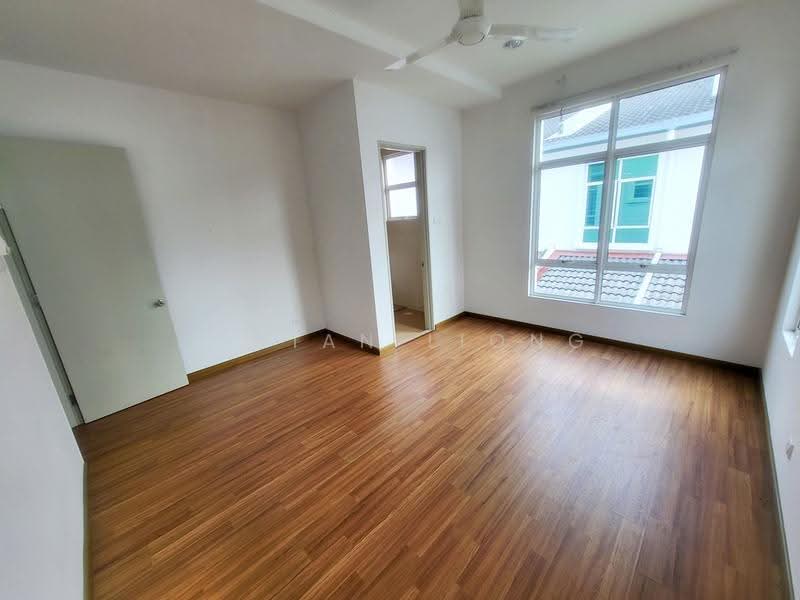 Rumah Berkembar untuk Dijual di Taman Pelangi Semenyih 2 (Semenyih) - Vivian Liong - Bedroom 2 - 1st floor - PropertyGuru.com.my