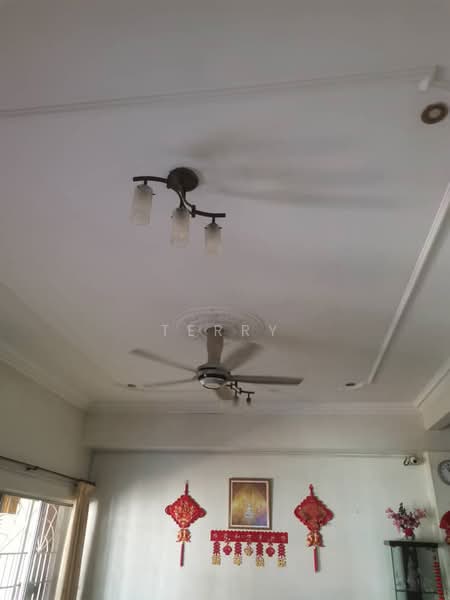 Rumah Teres untuk Dijual di Taman Serdang Jaya (Seri Kembangan) - Terry Chen - Living Room - PropertyGuru.com.my