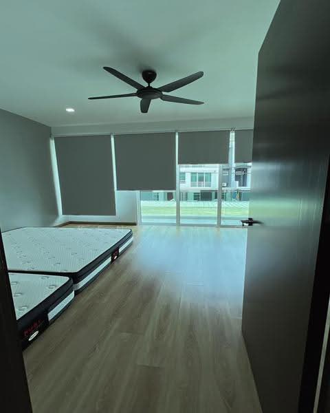 Rumah Teres 3-Tingkat untuk Dijual di Hermoso Residence Tanjung Lumpur (Kuantan) - Kenny Loo - PropertyGuru.com.my