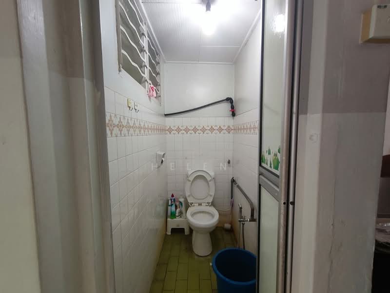 Rumah Teres untuk Disewa di Taman Sin Hoe (Bukit Baru) - Helen BF - Bathroom - PropertyGuru.com.my