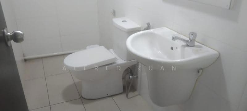 Service Residence for Sale at Empire City Colonial Tower - Alfred Kuan - Bathroom - PropertyGuru.com.my
