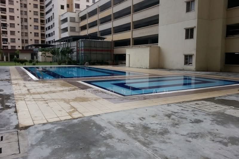 Pangsapuri untuk Dijual di Pangsapuri Permai Puteri - Hudson Tan - Pool - PropertyGuru.com.my