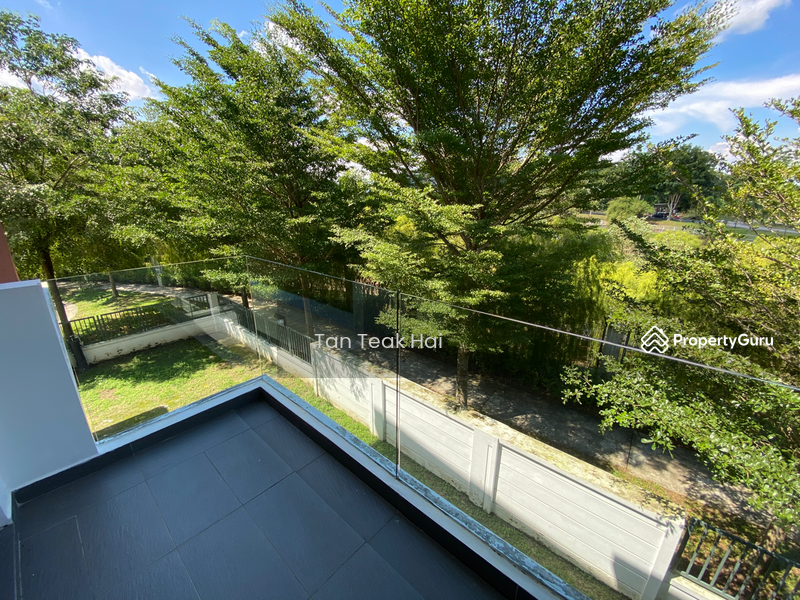 SIDE BALCONY