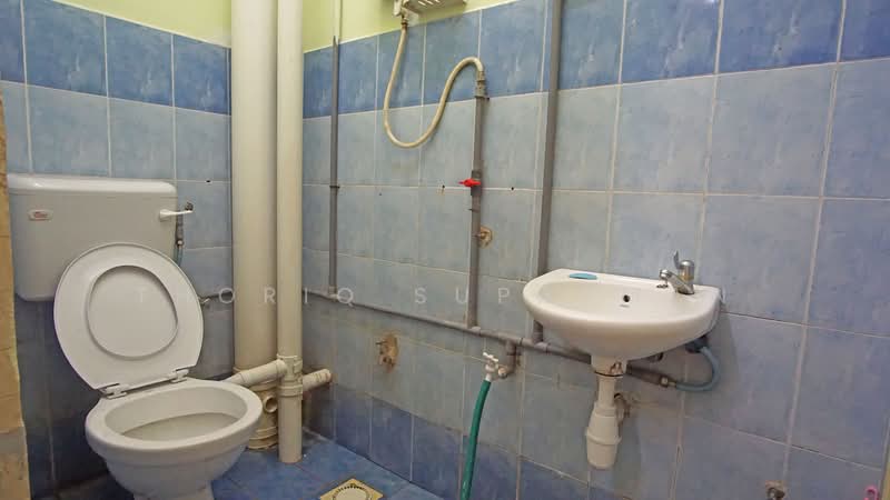 Apartment for Rent at Mentari Court - Thoriq Suparman - Main bathroom - PropertyGuru.com.my