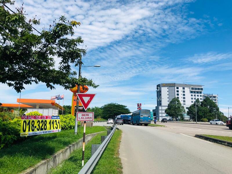 Untuk Dijual - Land for sale: Senai Commercial Land