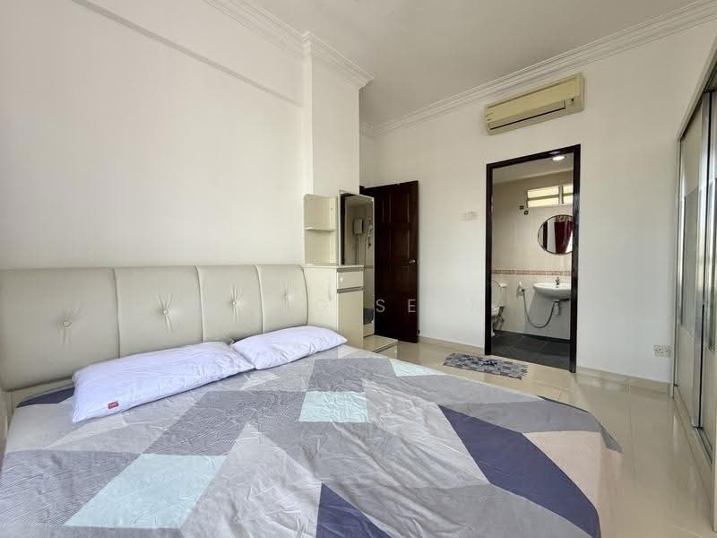 Kondominium untuk Disewa di Putra Place Condominium - Weng Sern - Bedroom - PropertyGuru.com.my