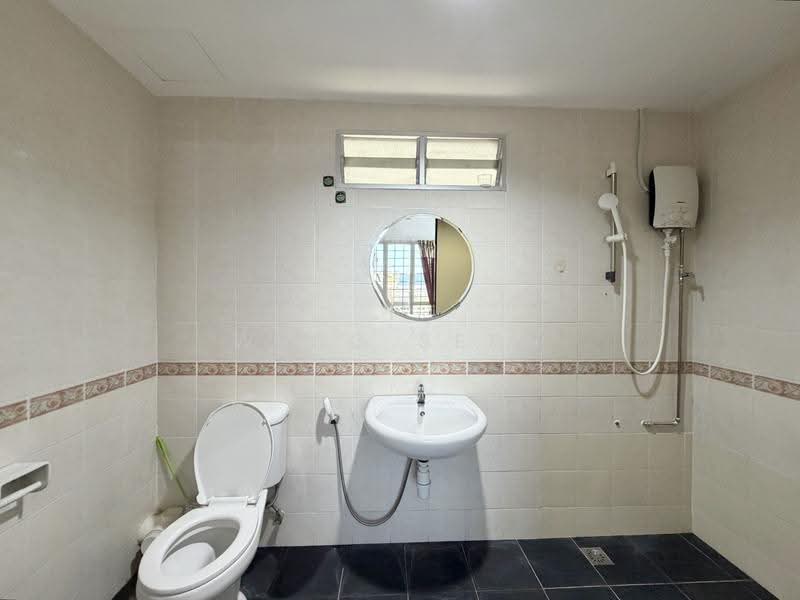 Kondominium untuk Disewa di Putra Place Condominium - Weng Sern - Bathroom - PropertyGuru.com.my