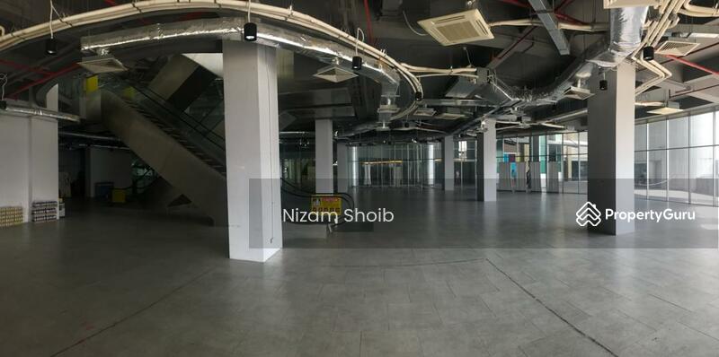 Largespace with internal escalator
