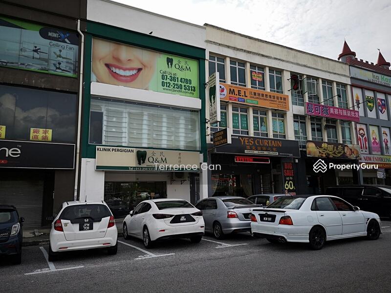 MOUNT AUSTIN JALAN MUTIARA EMAS 10/19 3 STOREY SHOP SAME ROW WITH E