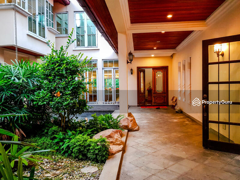 Untuk Dijual - Magnificent Bungalow With Beautiful Grand Pool And Huge Garden