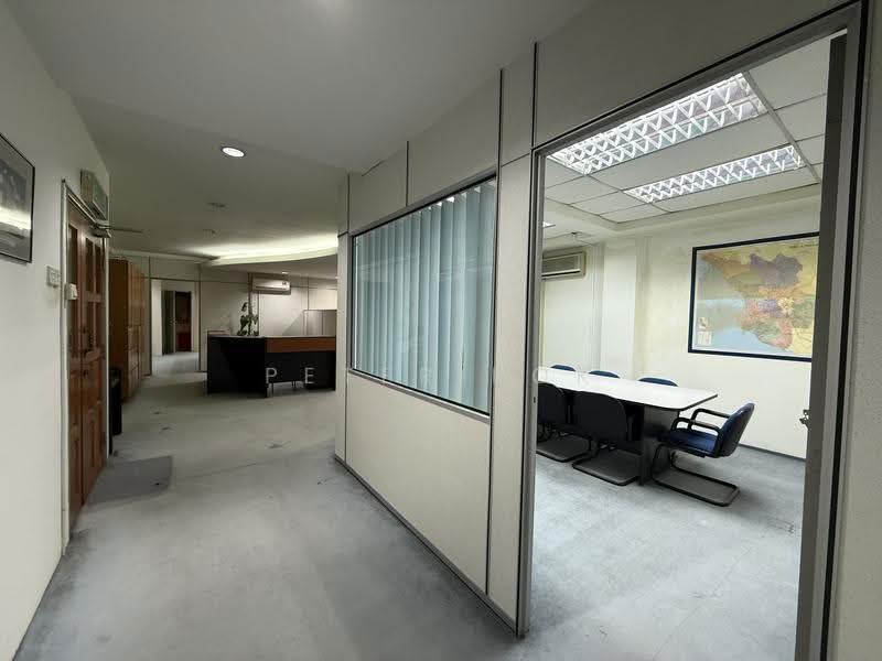 Office for Sale in Taman Mayang (Petaling Jaya) - Peter Kok - Meeting Room & Corridor - PropertyGuru.com.my