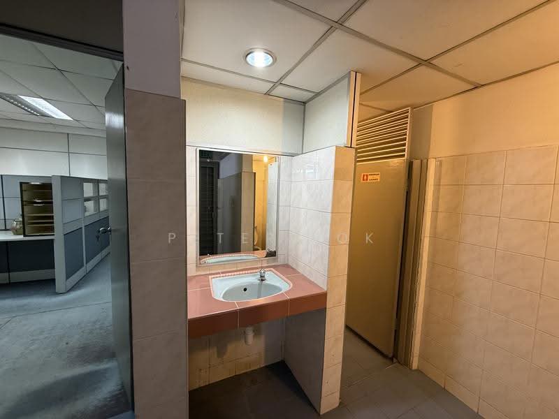 Office for Sale in Taman Mayang (Petaling Jaya) - Peter Kok - Pantry / Toilet Area - PropertyGuru.com.my