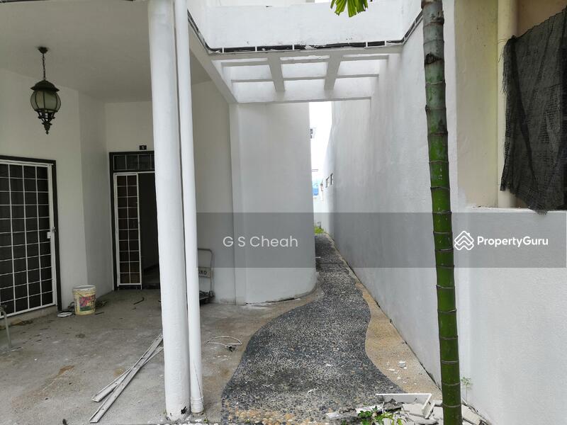 Passageway around the terrace house. Similar to zero-lot bungalow