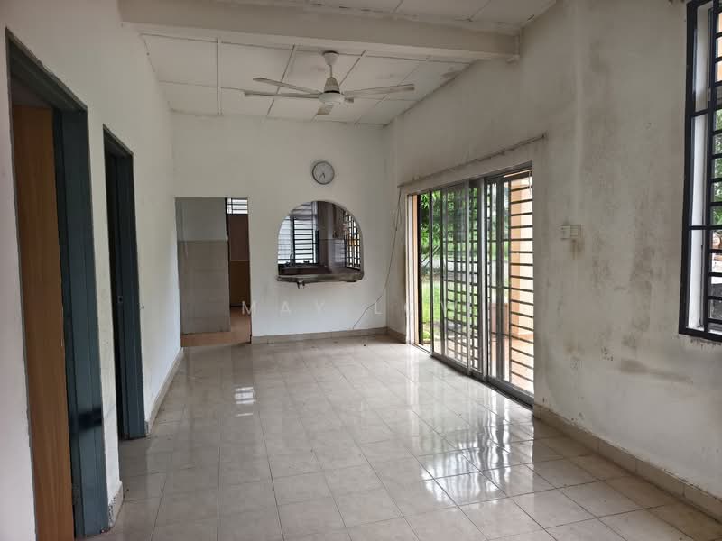 Rumah Teres 1 Tingkat untuk Disewa di Kelapa Sawit (Kulai) - May Low - kulai-house-for-rent-living-room.jpg - PropertyGuru.com.my